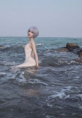 半夜我熟练扒下妈妈的内裤视频